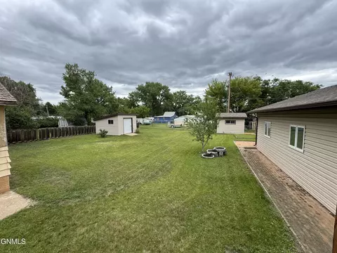 Exterior - 1004 North Ave, Hebron, ND 58638 photo 12 of 14