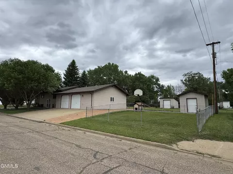 Exterior - 1004 North Ave, Hebron, ND 58638 photo 8 of 14