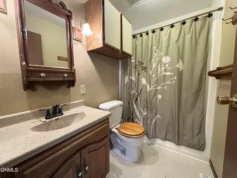 Bath - 1004 North Ave, Hebron, ND 58638 photo 1 of 6
