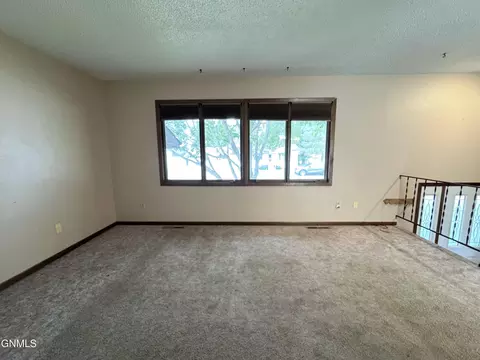 Living - 1004 North Ave, Hebron, ND 58638 photo 2 of 7