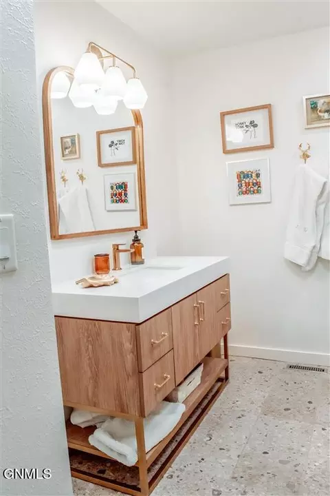 Bath - 3118 13th Ave E, Williston, ND 58801 photo 2 of 10