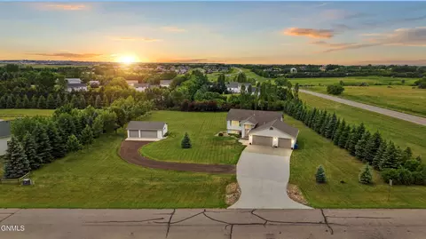 7020 Endicott Dr, Bismarck, ND 58503