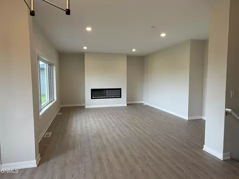 1815 36th Ave W, Williston, ND 58801 photo 5