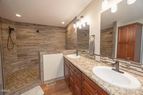 Bath - 14760 Lambert St, Williston, ND 58801 photo 1 of 8