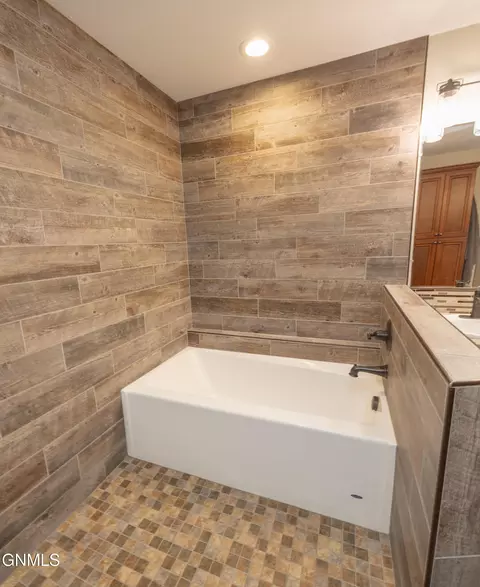 Bath - 14760 Lambert St, Williston, ND 58801 photo 3 of 8