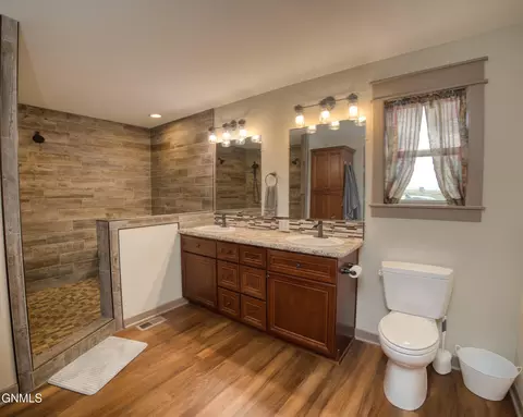Bath - 14760 Lambert St, Williston, ND 58801 photo 5 of 8