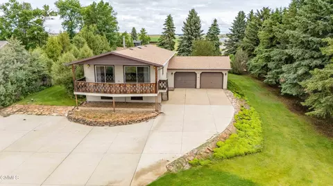 3030 Lakeview Dr, Dickinson, ND 58601