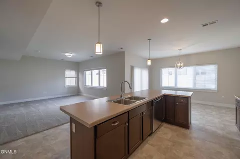 2710 27th St W, Williston, ND 58801 photo 7