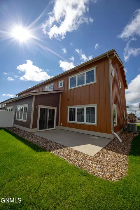 2710 27th St W, Williston, ND 58801 photo 2