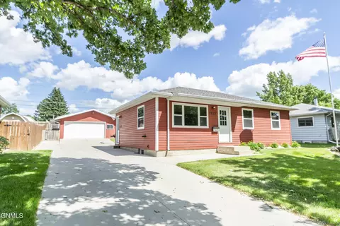 1733 Ryan Dr, Bismarck, ND 58501 photo 1