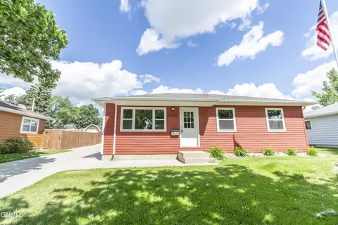 1733 Ryan Dr, Bismarck, ND 58501 photo 2