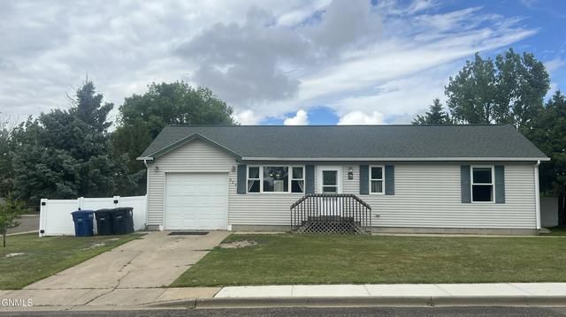 325 6th St SE, Dickinson, ND 58601