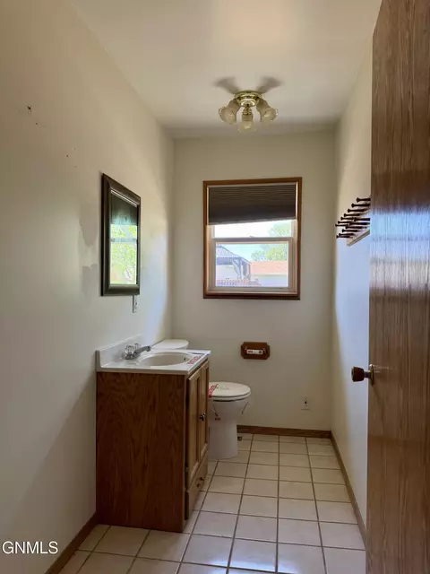 Bath - 1451 11th Ave SW, Sidney, MT 59270 photo 2 of 3