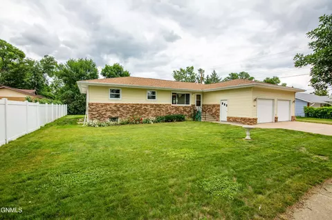 208 4th St NW, Hazen, ND 58545