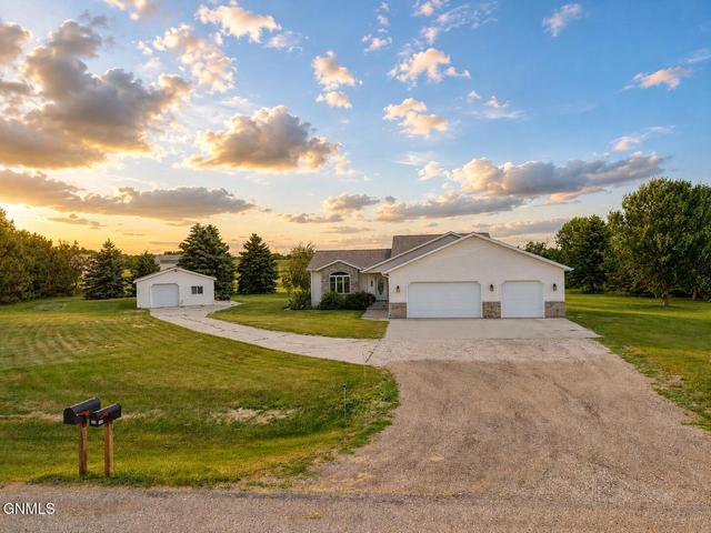 520 Crestland Pl, Bismarck, ND 58503