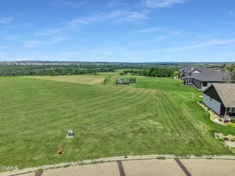 3416 Promontory Dr, Bismarck, ND 58503
