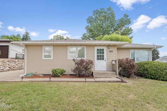 806 Tower Pl NE, Mandan, ND 58554