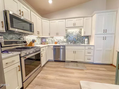 Kitchen - 1959 Mesquite Loop, Bismarck, ND 58503 photo 4 of 7