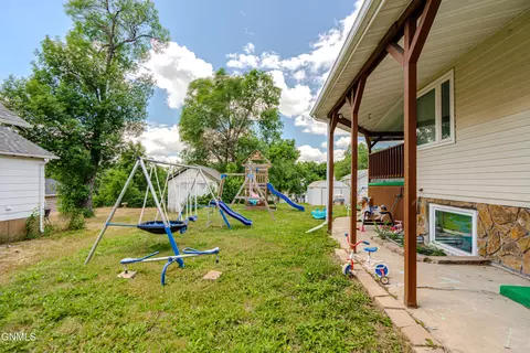 Exterior - 505 Collins Ave, Mandan, ND 58554 photo 3 of 7