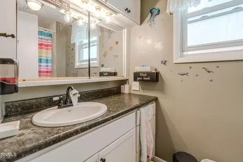 Bath - 505 Collins Ave, Mandan, ND 58554 photo 1 of 4