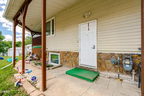 Exterior - 505 Collins Ave, Mandan, ND 58554 photo 4 of 7