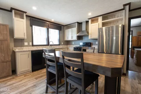 101 Northwest Dr, Bismarck, ND 58504