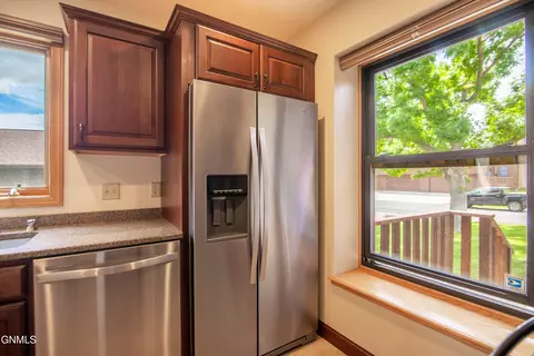 443 E Brandon Dr, Bismarck, ND 58503 photo 11
