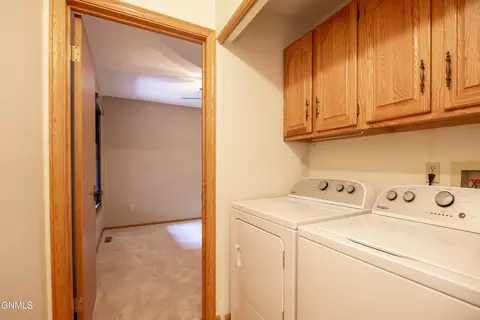 443 E Brandon Dr, Bismarck, ND 58503 photo 24