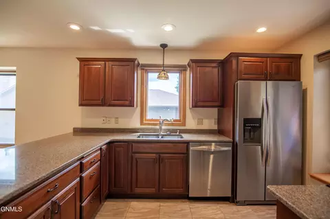 443 E Brandon Dr, Bismarck, ND 58503 photo 9