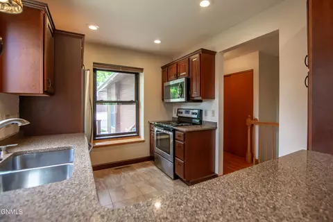 443 E Brandon Dr, Bismarck, ND 58503 photo 10