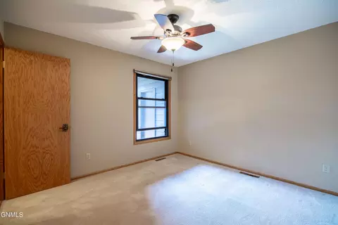 443 E Brandon Dr, Bismarck, ND 58503 photo 26