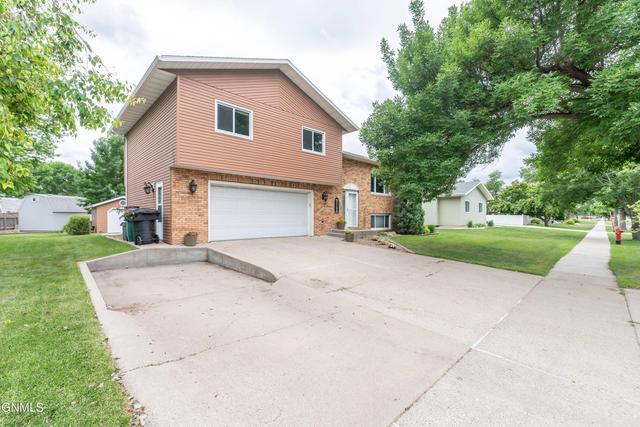 615 Wachter Ave E, Bismarck, ND 58504