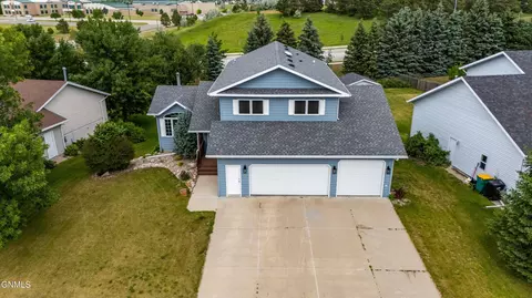 518 Huron Dr, Bismarck, ND 58503 photo 2