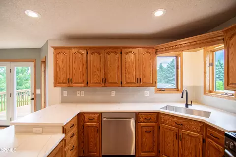 518 Huron Dr, Bismarck, ND 58503 photo 13