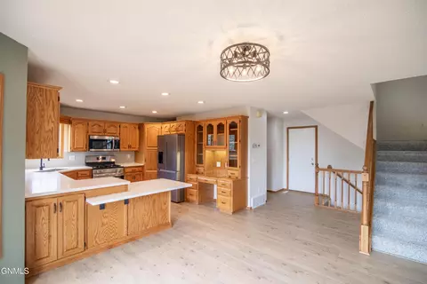 518 Huron Dr, Bismarck, ND 58503 photo 11