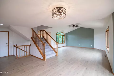 518 Huron Dr, Bismarck, ND 58503 photo 9