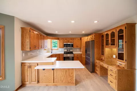 518 Huron Dr, Bismarck, ND 58503 photo 12