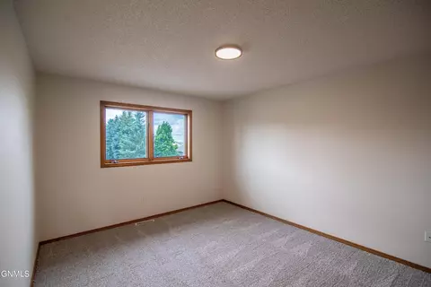 518 Huron Dr, Bismarck, ND 58503 photo 27