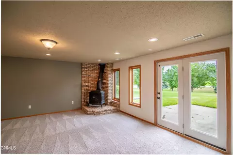 518 Huron Dr, Bismarck, ND 58503 photo 32