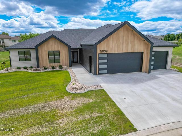 5009 Helsinki Ln, Bismarck, ND 58503
