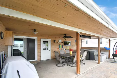 1518 6th Ave W, Williston, ND 58801 photo 3