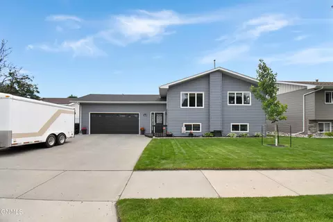 1518 6th Ave W, Williston, ND 58801 photo 2