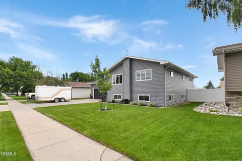 1518 6th Ave W, Williston, ND 58801 photo 1