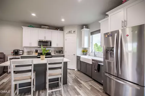 Kitchen - 4800 Cornice Loop, Bismarck, ND 58503 photo 3 of 4