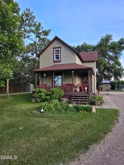 8530 37th St SE, Jamestown, ND 58401