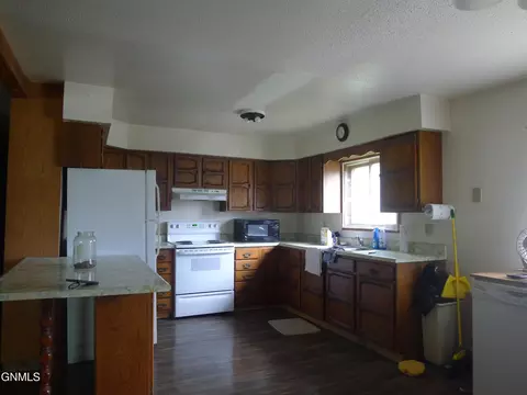 507 Lyon St, Stanton, ND 58571 photo 3