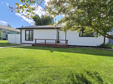 505 5th St NE, Watford City, ND 58854
