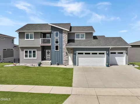 3906 Lone Peak Dr, Bismarck, ND 58503