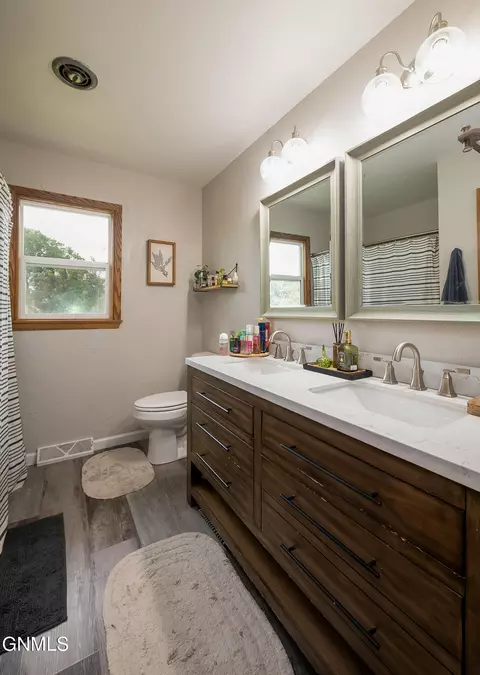 Bath - 706 29th St, Bismarck, ND 58501 photo 2 of 2