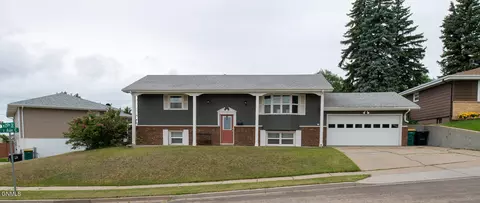 706 29th St, Bismarck, ND 58501